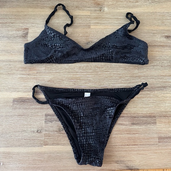 Solid & Striped April Bikini - Picture 5 of 7